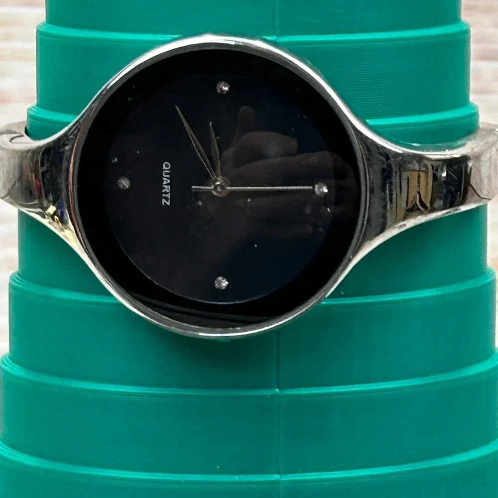Geekthink L9001 Womens‎ Quartz Watch Silver Bangle Black Dial Crystal Accents